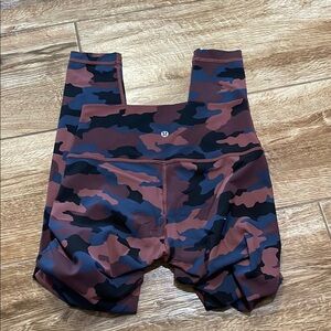Lululemon Athletica Colorful Camo Leggings Size 6, 28 inseam